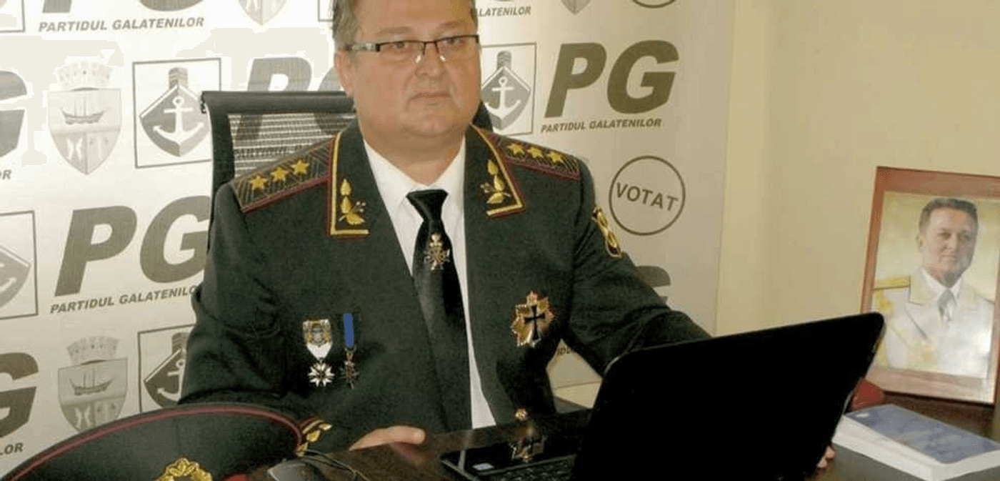 Fotografie a lui Constantin Telegan, fondatorul partidului Creștin-Democrat Unificat (CDU România), surprins la birou, în uniformă cu însemnele propriei mișcări politice.